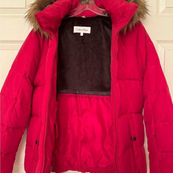 Brand New Calvin Klein Puffer Jacket with Zip-off Faux-Fur Hood in gorgeous Red - Picture 3 of 6